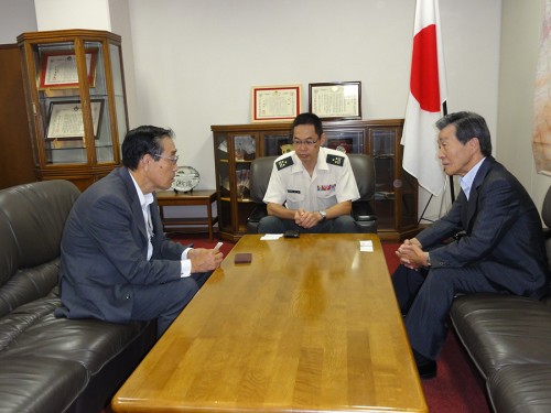 左から 松本 全防協事務局長・山下1佐・前田会長