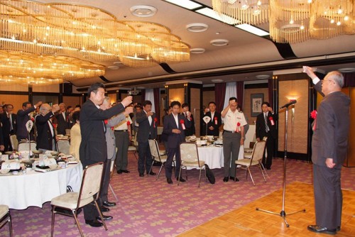 ご発声：奈良基地育鵬会岩井将会長（写真：奈良地本提供）