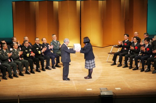 記念品を贈呈する　中野孝明　奈良県自衛隊父兄会会長