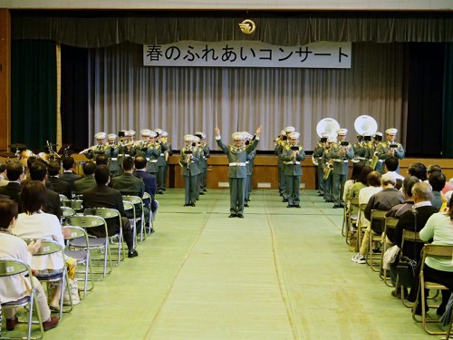 立姿で行進曲を演奏する第3音楽隊